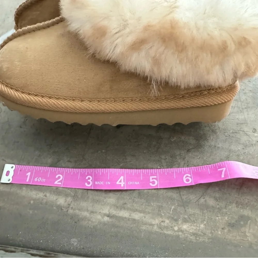 UGG like kid slippers with faux fur! Cute comfy and cozy!! Unisex/BRAND NEW😎